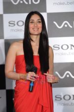 Kareena Kapoor launches new range of Sony Vaio laptops in Hyatt Regency on 12th July 2011 (45).JPG